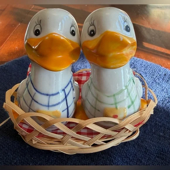 🧂Vintage Ceramic Duck Salt &  Pepper Shakers “Salty” & “Peppy”, Handpainted, EUC - Picture 11 of 11